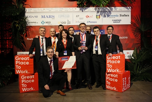 Cadence Italy accepts a Best Workplaces in Italy award. 