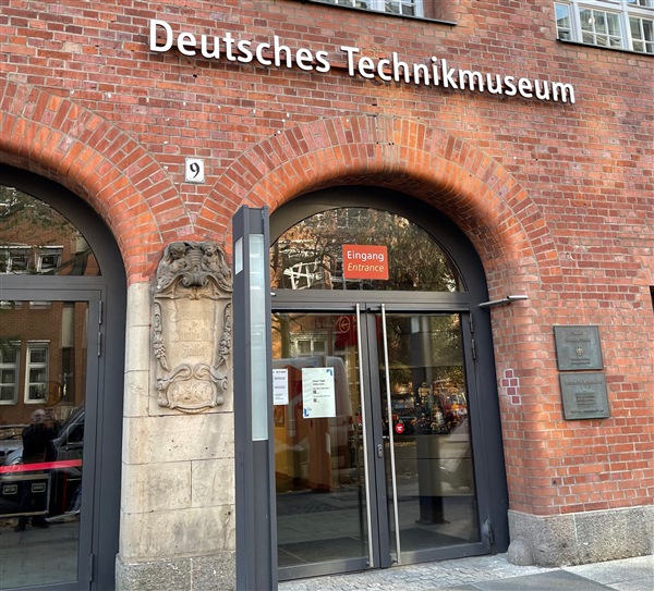entrance to deutsches technikmuseum